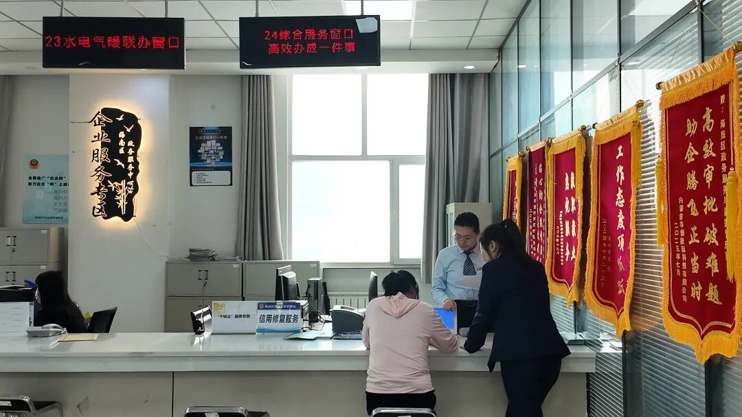 走一线 改文风丨深耕“一件事”服务“零距离” 海南区政务服务赋能民生发展